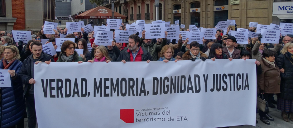 Las víctimas del terrorismo en Navarra durante una concentración en 2018
