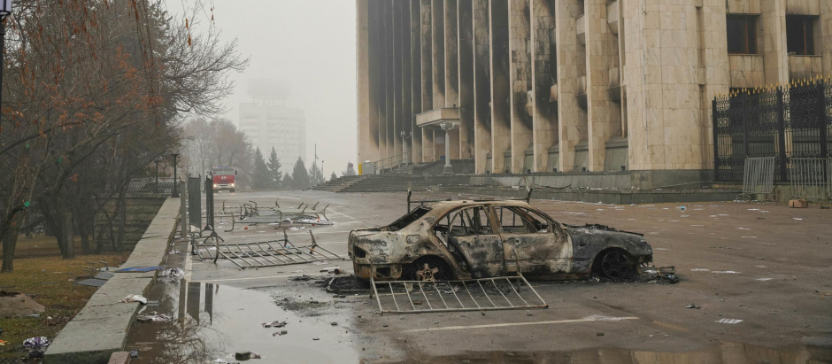 Restos calcinados en las calles de Almaty tras las protestas