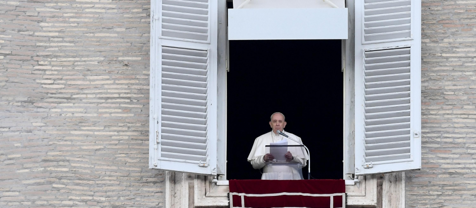 El Papa Francisco durante el rezo del Ángelus en el Vaticano