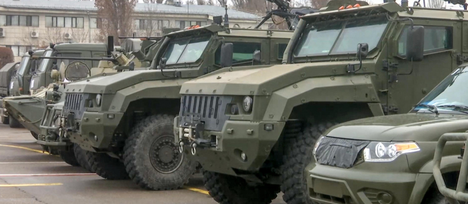 Vehículos militares rusos en Kazajistán