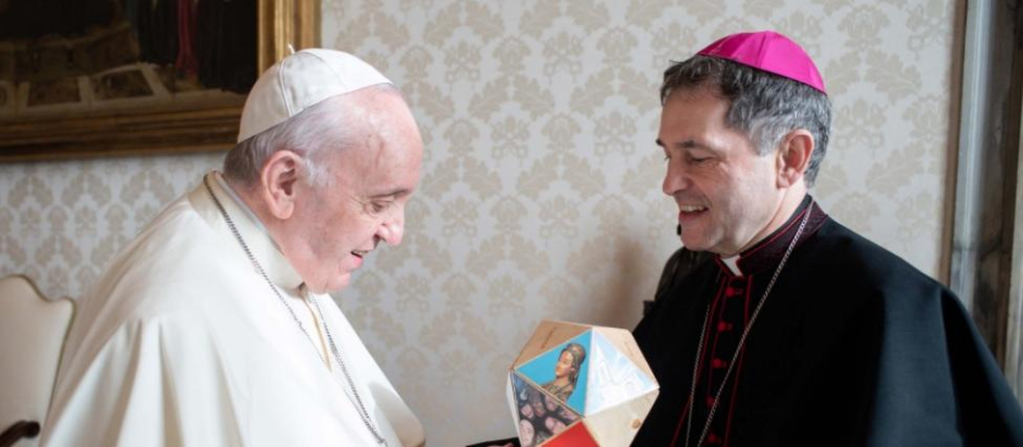 El obispo de Bilbao junto al Papa Francisco en la última visita ad limina
