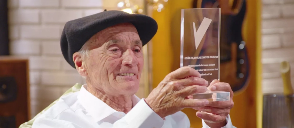 Rogelio Botanz recibió un premio por ser el concursante más longevo en la historia de La Voz