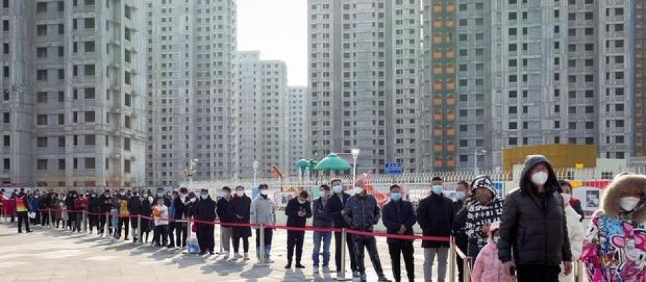 Colas para el cribado masivo en la ciudad de Tianjin