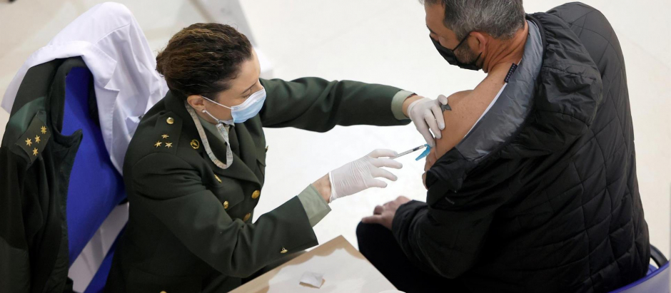 Una sanitaria militar vacuna a un ciudadano contra la covid-19 en Ferrol