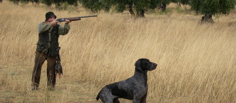 Un cazador, junto a su perro