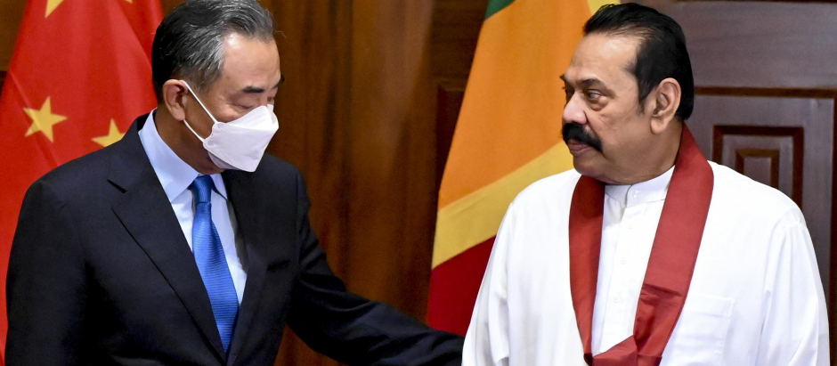 El ministro de Exteriores de China, Wang Yi, con el primer ministro de Sri Lanka, Malinda Rajapaksa