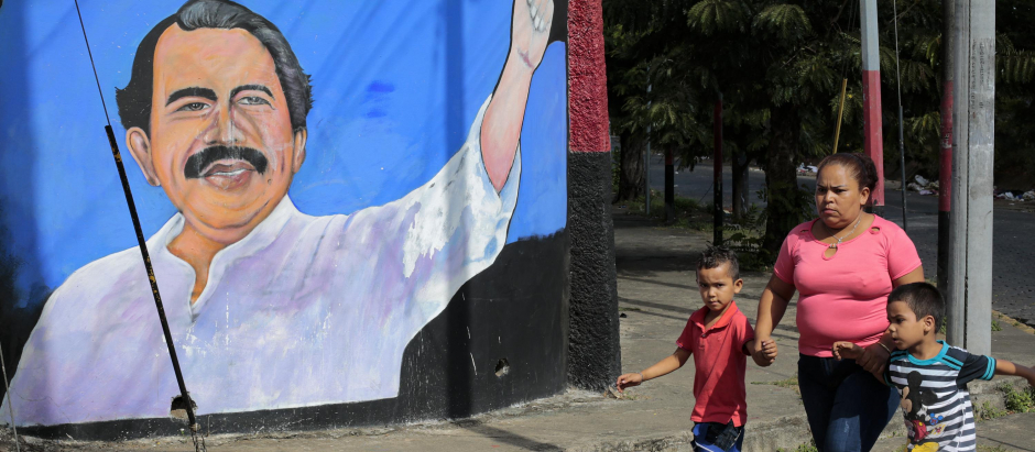 Mural propagandístico de Daniel Ortega en Managua