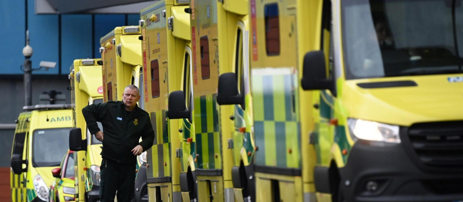 Varias ambulancias frente a la puerta del Royal London Hospital