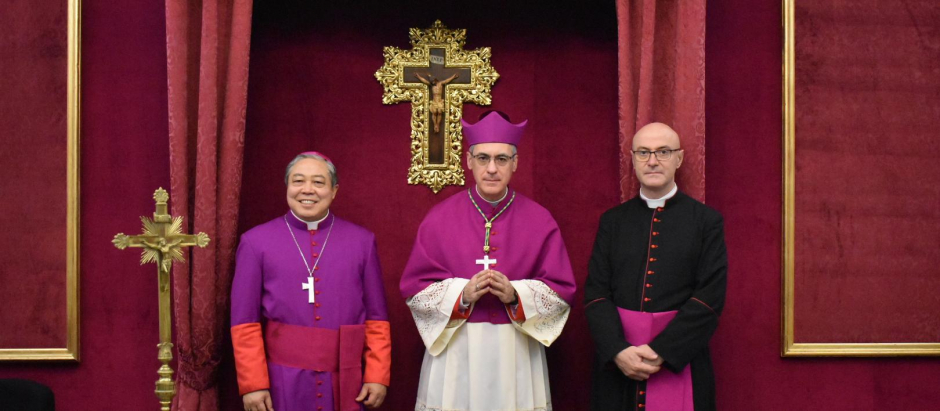 A la izquierda, Bernardito Auza, nuncio apostólico de España, y en el centro, Juan Antonio Aznárez, arzobispo castrense