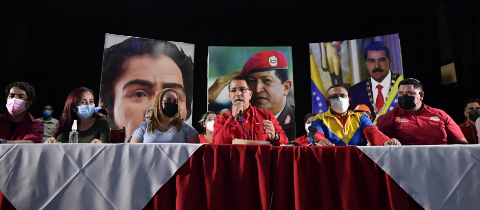 Jorge Arreaza (C), candidato derrotado del chavismo a gobernador del estado Barinas