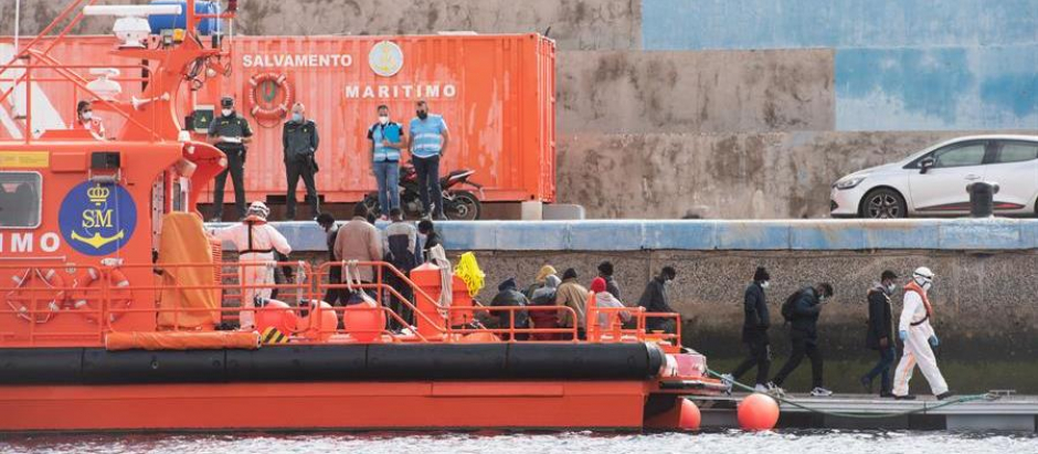 Rescate de 40 migrantes en una patera cercana a Fuerteventura