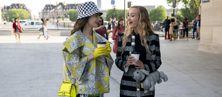 Lily Collins (Emily) y Daria Panchenko (Petra) en un episodio de la segunda temporada de Emily en París