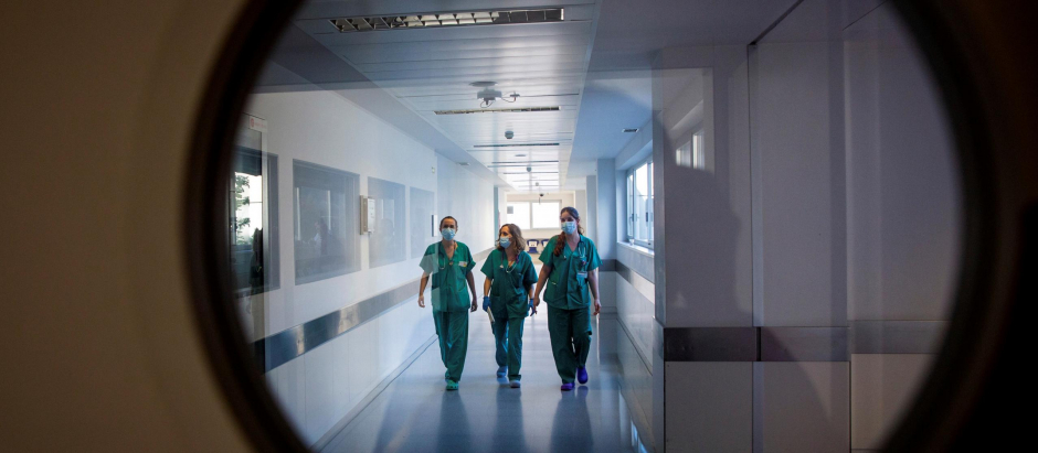 Imagen de archivo de tres sanitarios en un hospital español