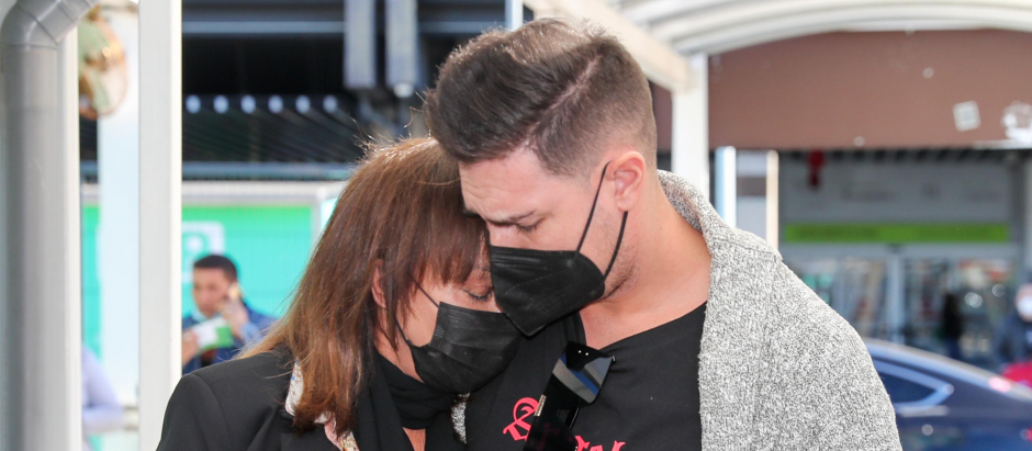 Jacobo Ostos and Maria Angeles Grajal at airport in Madrid, 12 January 2022