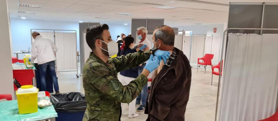 Personal del Ejército español poniendo vacunas contra la COVID-19