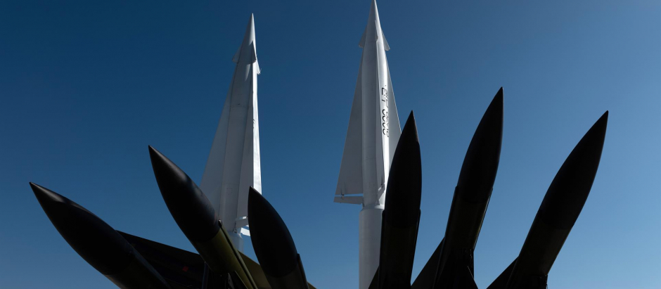 Misil balístico Hyeonmu de Corea del Sur (atrás) en exhibición en el Museo Conmemorativo de la Guerra de Corea en Seúl, Corea del Sur, el 12 de enero de 2022. Según la Agencia Central de Noticias de Corea (KCNA), Corea del Norte ha llevado a cabo con éxito el ' lanzamiento de prueba final de un misil hipersónico el 11 de enero en el Mar de Japón