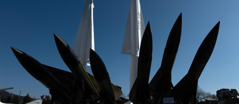Misil balístico Hyeonmu de Corea del Sur (atrás) en exhibición en el Museo Conmemorativo de la Guerra de Corea en Seúl, Corea del Sur, el 12 de enero de 2022. Según la Agencia Central de Noticias de Corea (KCNA), Corea del Norte ha llevado a cabo con éxito el ' lanzamiento de prueba final de un misil hipersónico el 11 de enero en el Mar de Japón
