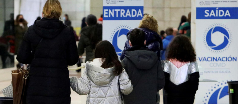 Zona de vacunación de la Ciudad de la Cultura en Santiago de Compostela este martes, en el que ha dado comienzo en Galicia la vacunación pediátrica contra el coronavirus en niños de entre siete y nueve años