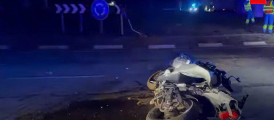 Imagen de la moto siniestrada tras el accidente