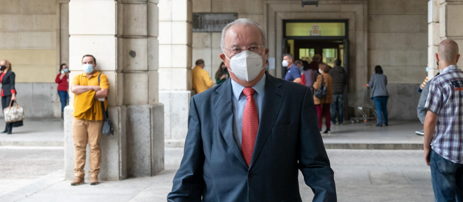 El exconsejero de Empleo de la Junta de Andalucía Antonio Fernández llegando a la Audiencia para el juicio de Acyco