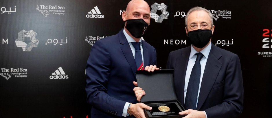 Luis Rubiales entrega a Florentino Pérez una placa conmemorativa de la Supercopa el pasado 12 de enero