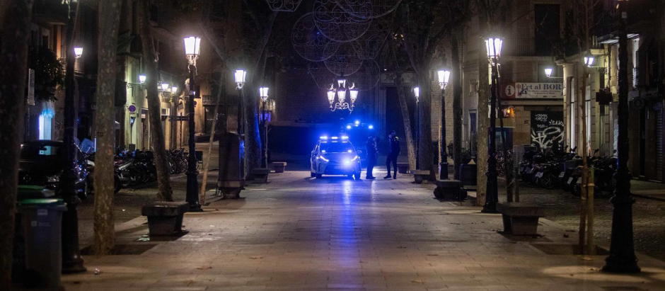 Una céntrica calle barcelonesa vacía después del toque de queda en la ciudad, el pasado 24 de diciembre