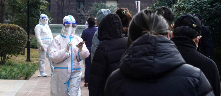 Personas sometiéndose a pruebas de coronavirus en Xian,China