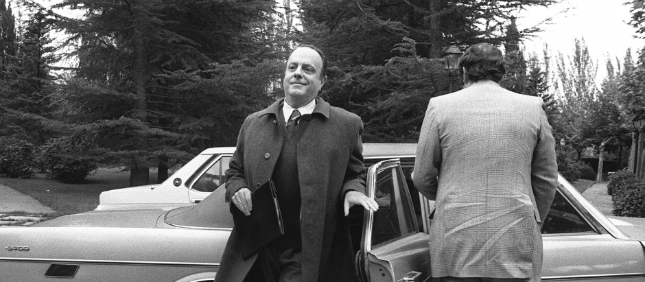 Manuel Fraga acude al Palacio de la Moncloa para mantener una reunión con Adolfo Suárez y otros portavoces parlamentarios en 1977