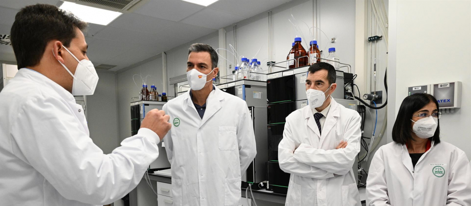 El presidente del Gobierno, Pedro Sánchez, y la ministra de Sanidad, Carolina Darias, visitan las instalaciones de la farmacéutica Rovi que produce la vacuna Moderna conta la COVID-19, en Granada