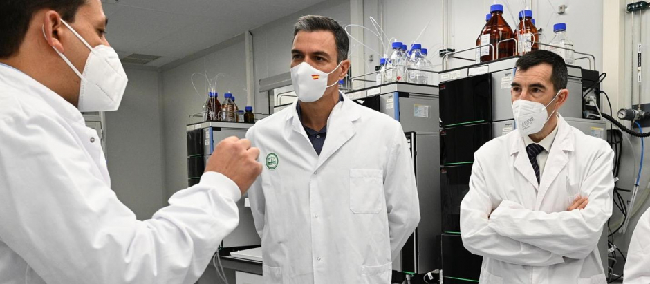 El presidente del Gobierno, Pedro Sánchez, y la ministra de Sanidad, Carolina Darias, visitan las instalaciones de la farmacéutica Rovi que produce la vacuna Moderna conta la COVID-19, en Granada