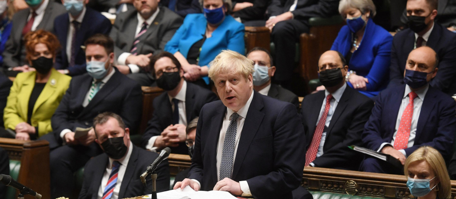 Boris Johnson, primer ministro británico, rodeado de diputados en la cámara de los comunes