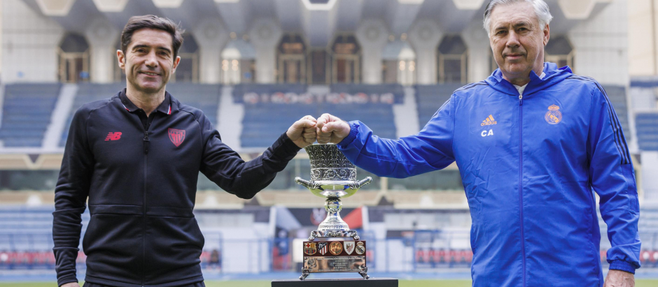 Marcelino y Ancelotti posan junto al título de la Supercopa