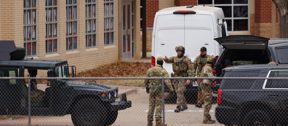 Miembros del equipo SWAT se despliegan cerca de la Sinagoga Congregación Beth Israel en Colleyville, Texas