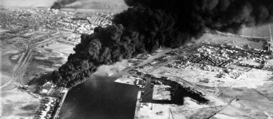 Columna de humo en Puerto Saíd tras el primer asalto anglofrancés, el 5 de noviembre de 1956