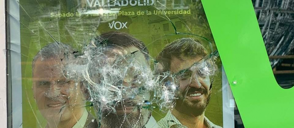 Los cristales de la sede de Vox en Valladolid, supuestamente rotos por grupos violentos de izquierda.
