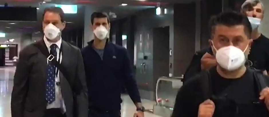 Novak Djokovic, en el aeropuerto, tras perder definitivamente su visado