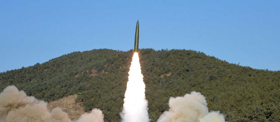 Fotografía de lanzamiento de misiles distribuida por Corea del Norte