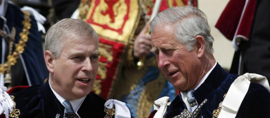 El Príncipe Andrés y el Príncipe Carlos durante el Servicio de la Orden en Windsor 2015.