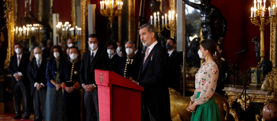 Felipe VI, acompañado por Doña Letizia, este lunes en el Salón del Trono de El Palacio Real de Madrid