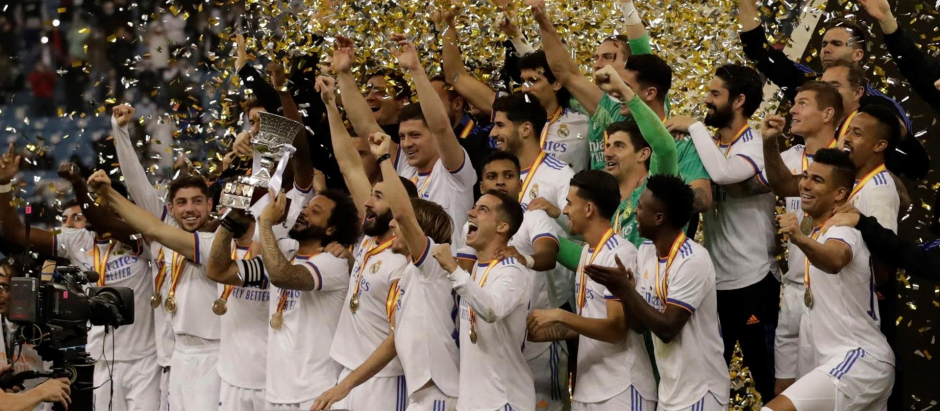 Marcelo levanta el trofeo de la Supercopa de España en medio de sus compañeros del Real Madrid