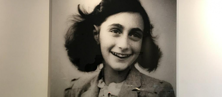 Cuadro de Ana Frank en la casa museo ubicada donde ella y su familia estuvieron escondidos de los nazis
