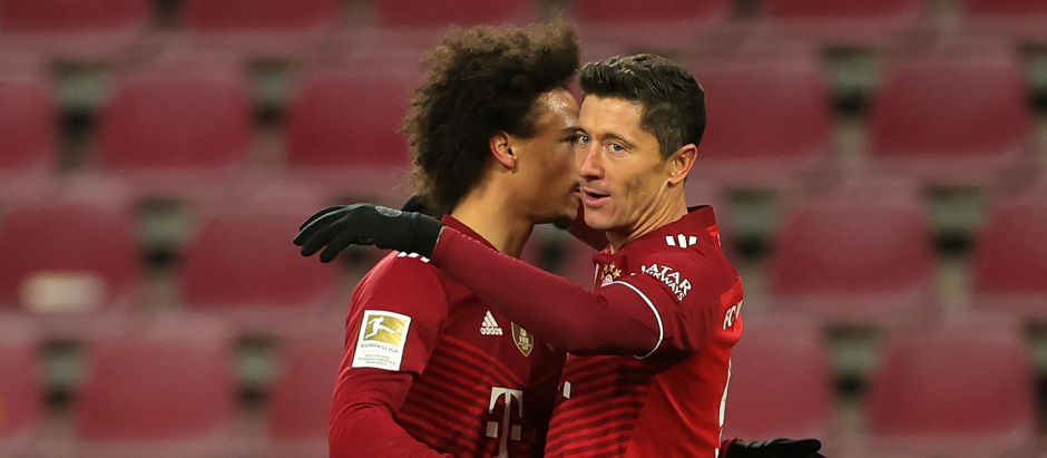 Lewandowski celebra un gol con su compañero Sané