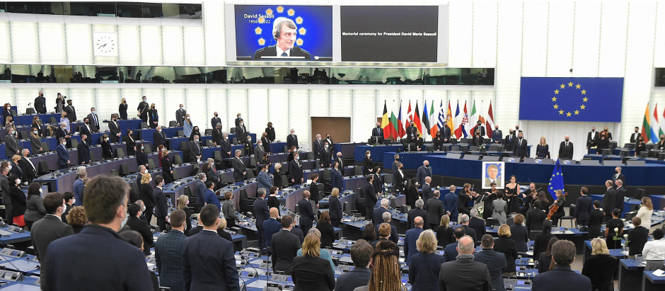 Eurodiputados en pie honrando la memoria del Sassoli