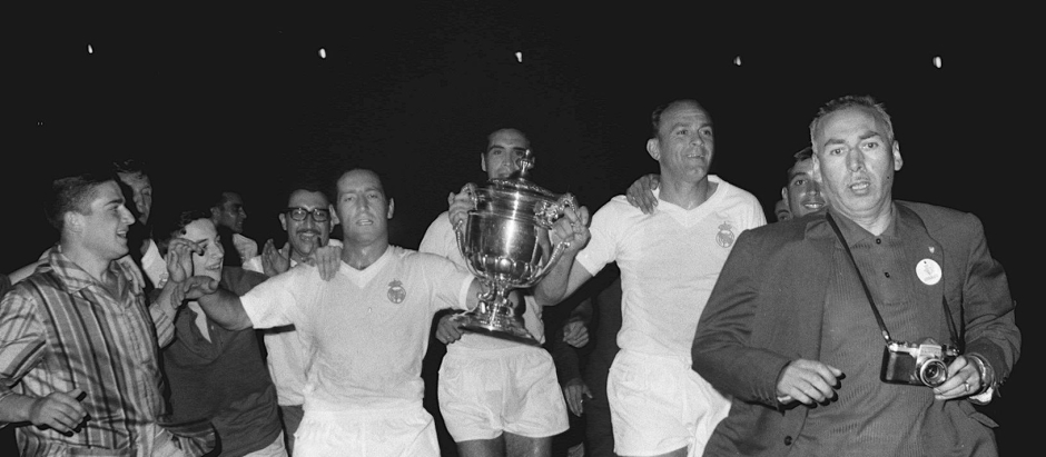 Gento y Di Stefano celebran la Copa del Generalísimo conquistada en 1962