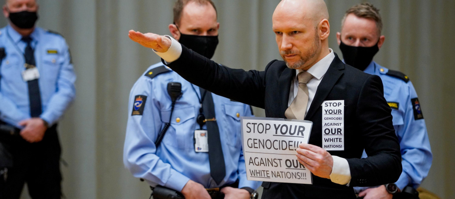 El asesino en serie Anders Behring Breivik posa mientras efectúa un saludo nazi