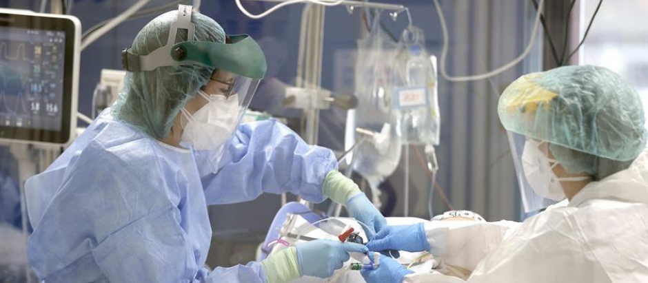 Enfermeras tratan a un paciente infectado por covid en la Unidad de Críticos del hospital bilbaíno de Basurto