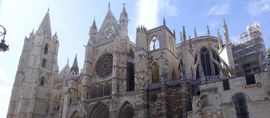 El costado sur de la catedral de León