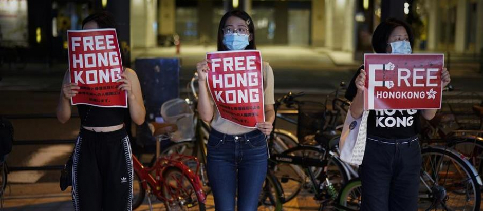 Tres ciudadanas de Hong Kong protestan contra la ley de seguridad nacional que ha permitido al Gobierno chino actuar contra la oposición democrática de la excolonia inglesa