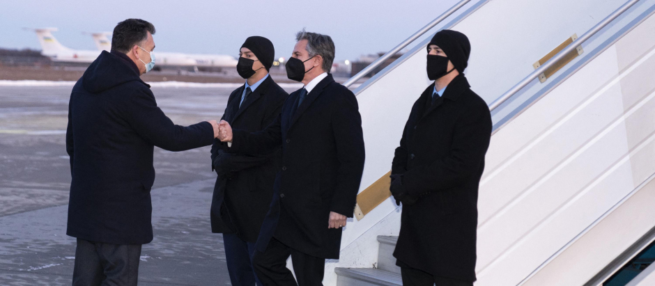 El Secretario de Estado de EE. UU., Antony Blinken (C) llega a Kiev