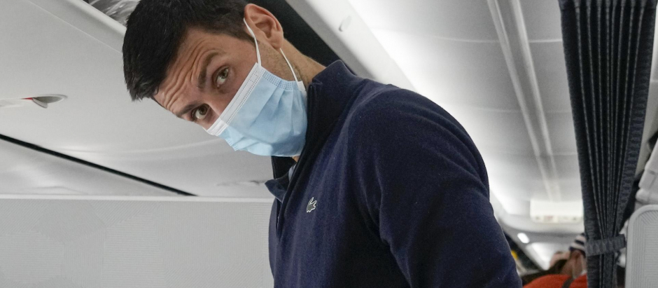 Novak Djokovic en el avión que le llevó a Dubai desde Australia